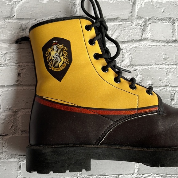 HARRY POTTER | Hufflepuff themed lace up boots - Picture 5 of 12